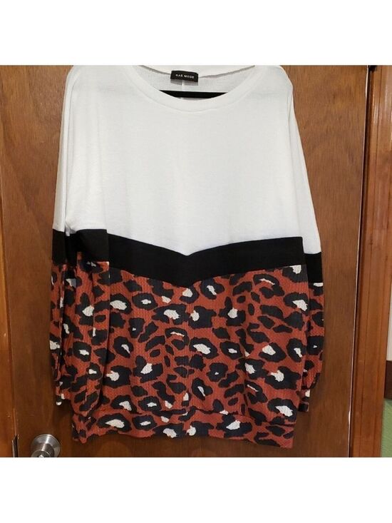 rae mode Tops - White and Black Leopard Print Waffle Top